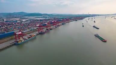 南京龙潭港区集装箱码头8k航拍延时视频的预览图